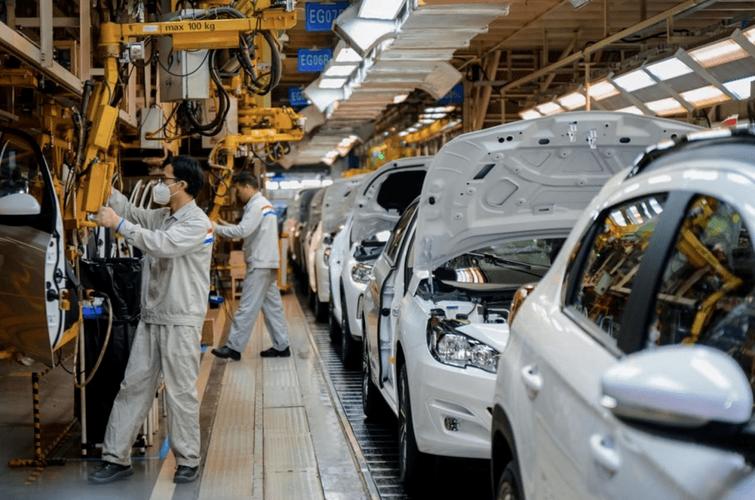 神龙汽车武汉工厂的总装车间在规划设计上广泛运用了新技术,新材料,新